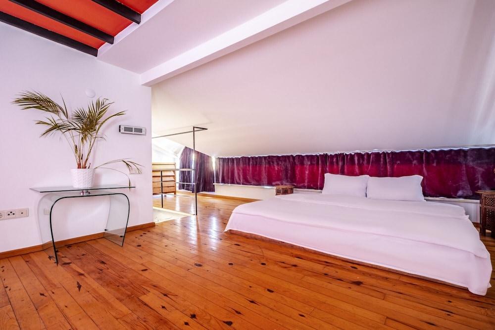 Authentic Flat with Excellent Location in Beyoglu 2