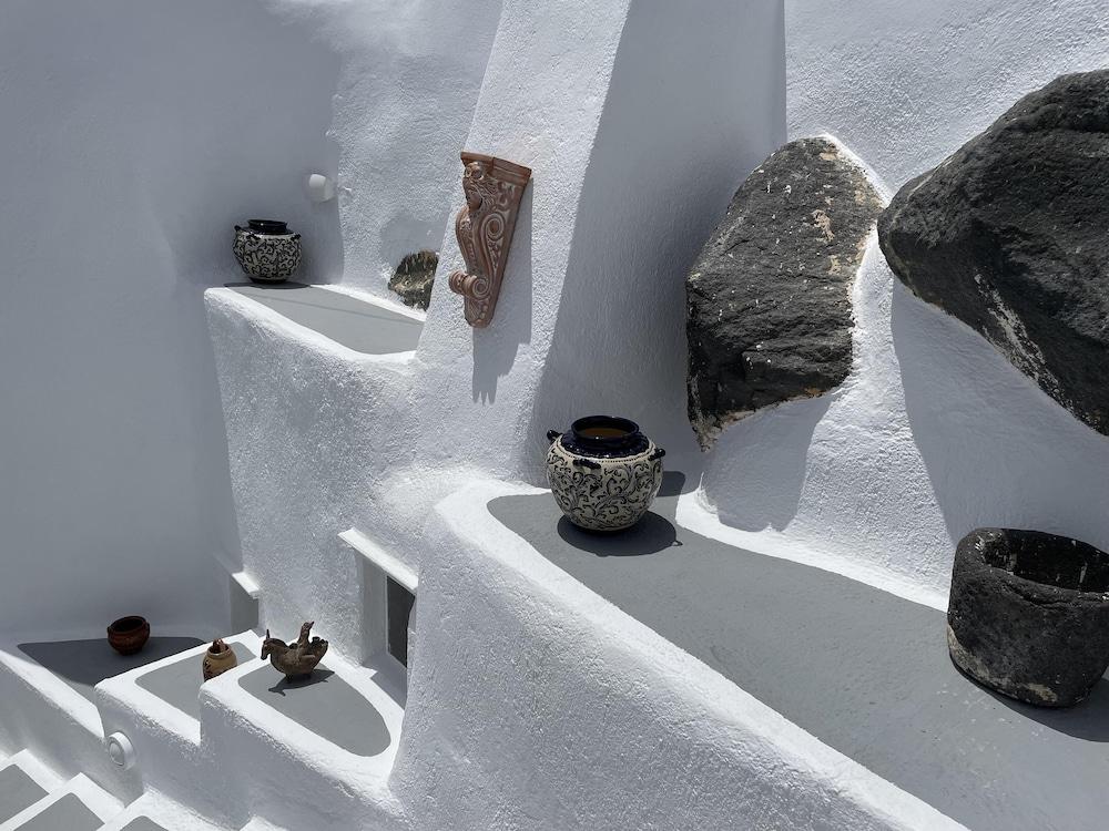 Charming 2-Bed Villa in Thera with Outdoor Hot Tub