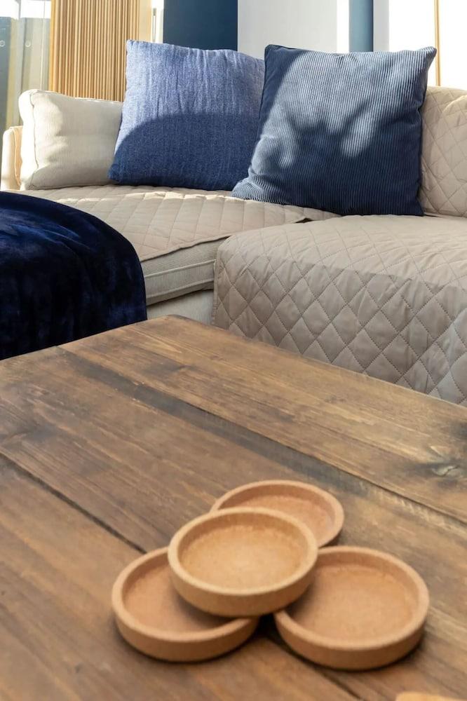 Stylish 2 Bedroom Flat in Canada Water