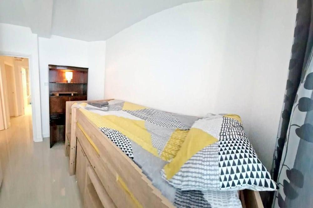 Modern 3-Bed House in Surrey Quays 1