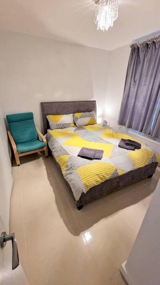 Modern 3-Bed House in Surrey Quays 2