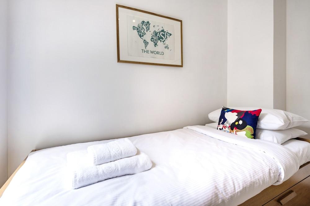 Panoramic Docklands Home with Waterfront Views by Underthedoormat 1