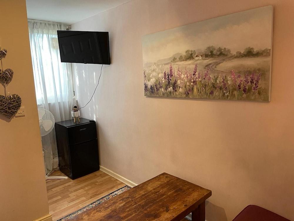 Charming 2-Bed Apartment in London 1