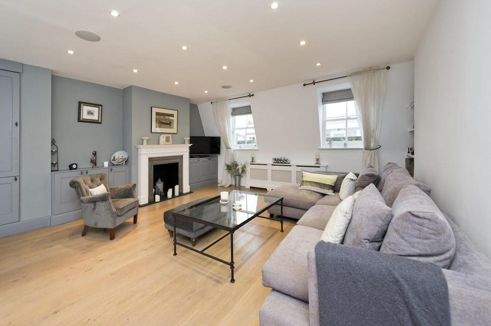 Fantastic 2bed Flat with Private Roof Terrace