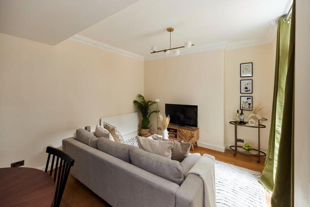 The London Wonder - Adorable 2bdr Flat with Patio 1