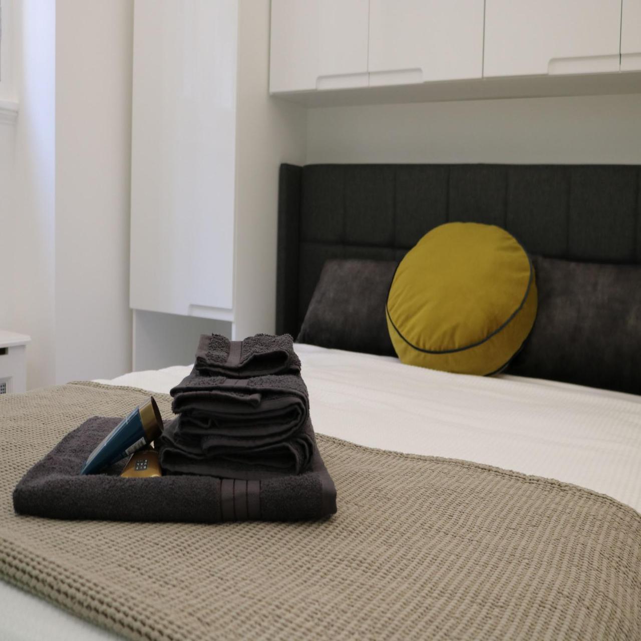 Phaedrus Living: City Center Luxury Flat Clarewood 2