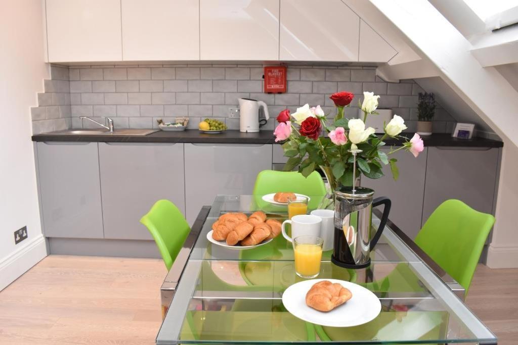 Apt 3, Opera House Ensuite 4th Floor by Indigo Flats