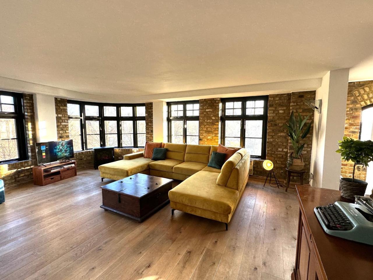 Deluxe Penthouse Riverside View 2 Bedroom Flat with Lift - Old Industrial Factory Warehouse 2