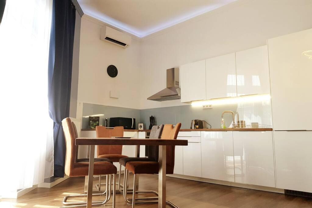 Luxurious Apartment with Balconies in Downtown Bp