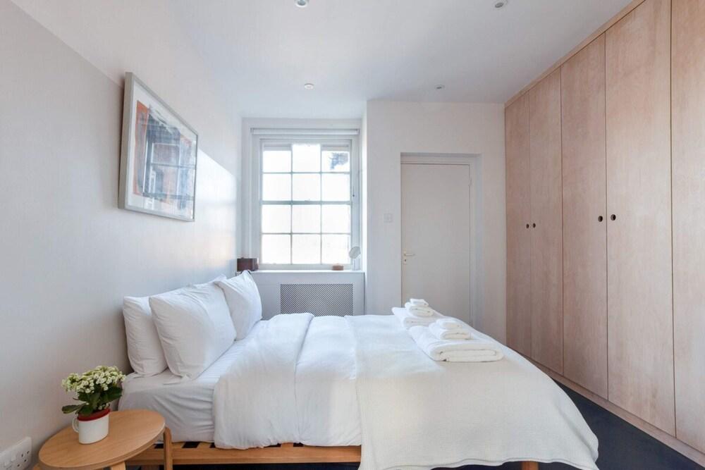 Fabulous 2 Bed Flat in the Heart of Shoreditch 2