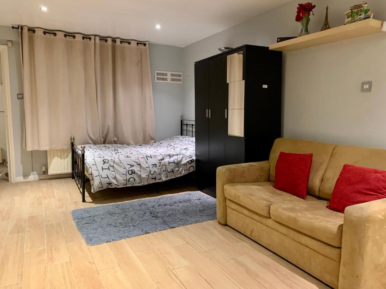 Studio Apartment - Entire Lower Ground Floor - Only 7 Mins Walk Kings Cross St Pancras Station 1