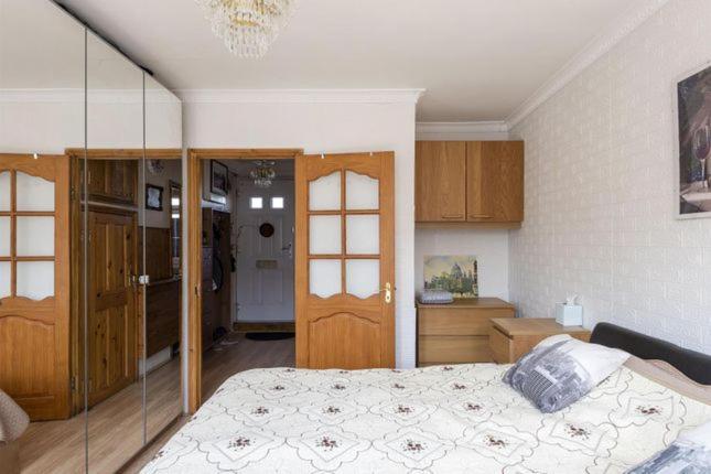 1 Bedroom Flat Close To City with Free Parking Arrangement