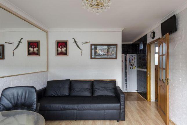 1 Bedroom Flat Close To City with Free Parking Arrangement 1