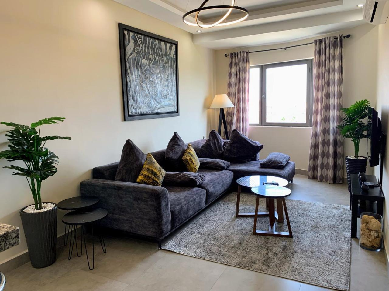 Moderne, Lumineux & Spacieux Avec Balcon -Central -Wifi-Smart Tv-Clim