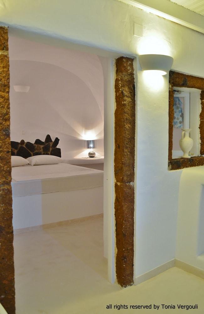 Fira White Residence 2