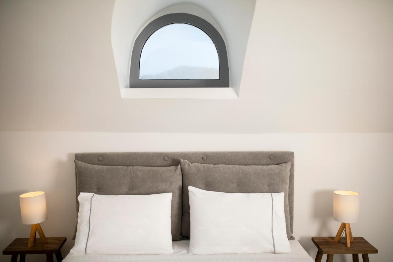 Oia Captain's Villa 1