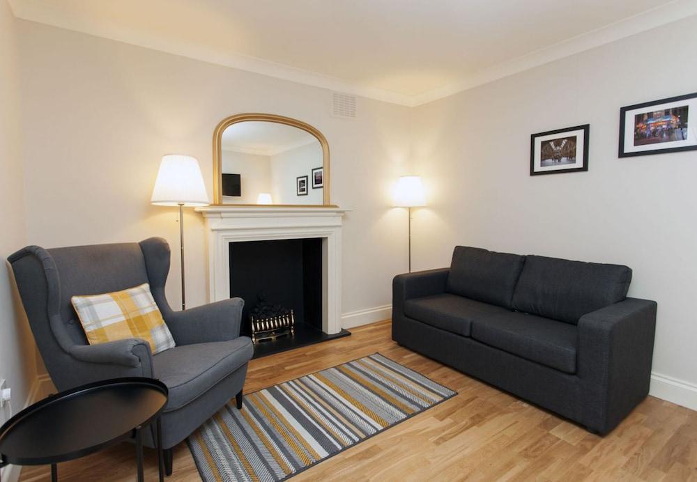 Victoria Charming Atmosphere 1