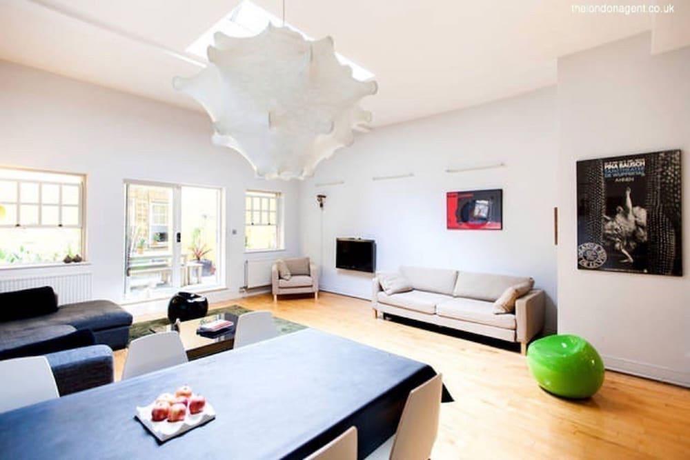 The London Agent the Strand 1