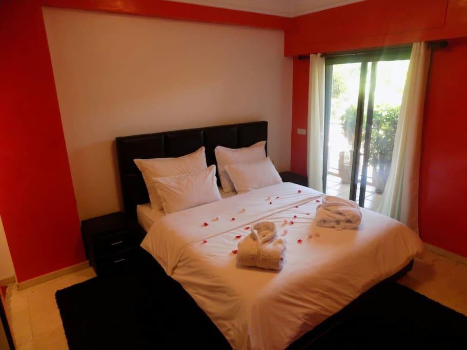 Deluxe Apartment in the Center of City with Free Wifi