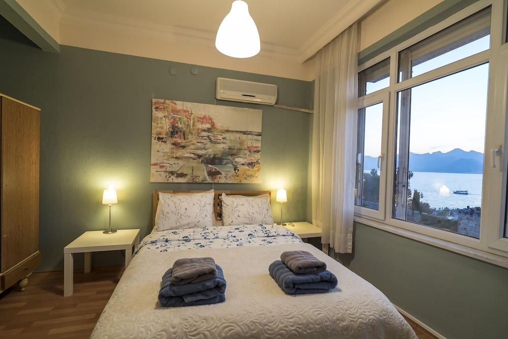 Nazende_Beautiful Sea View Flat in Lovely Old Town 1