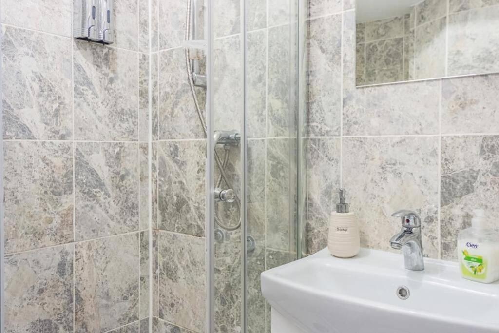 2 Bed Apartment London Bridge 2