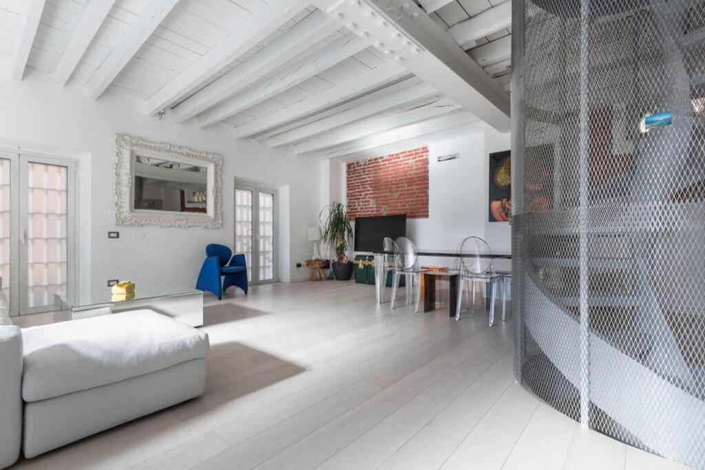 Unique 4 Storey House on Naviglio 4bd, 4bt 2