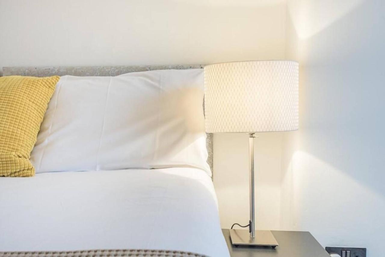 Charming 2-Bed Apartment in London 2