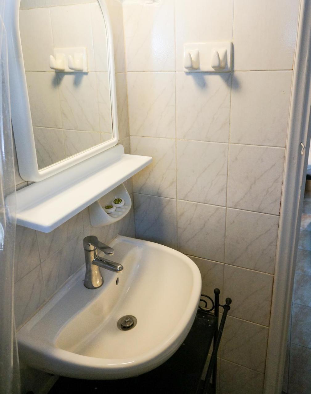 Fira Central Budget Room And Kitchen 2