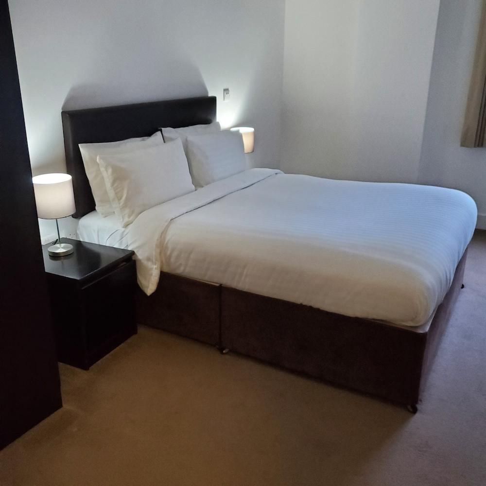 Captivating 2-Bed Apartment in Canary Wharf London 2