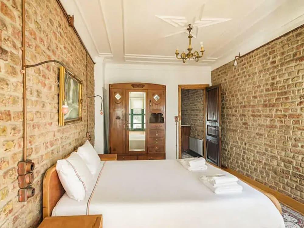 Historic House Near Popular Landmarks in Balat 2