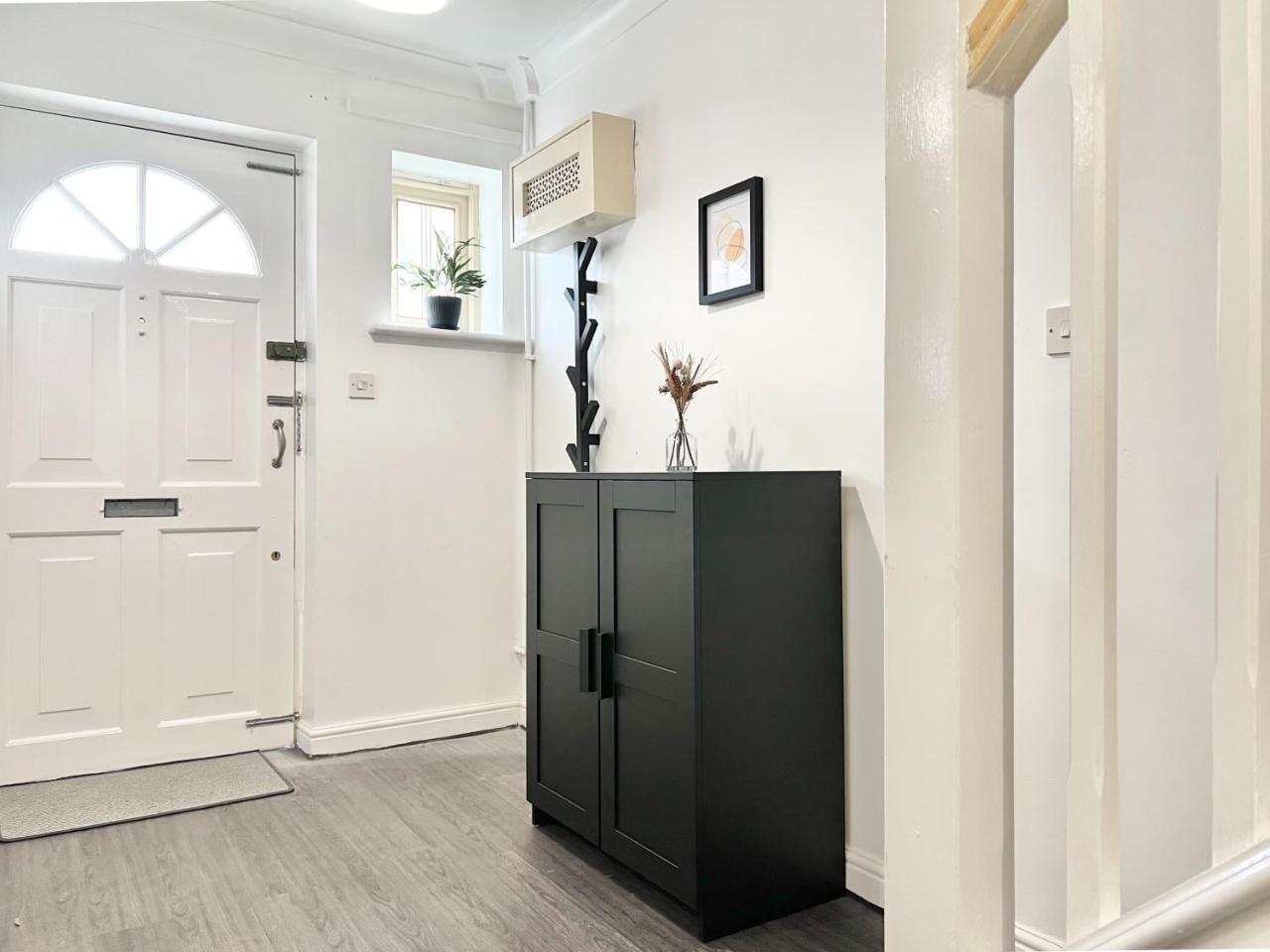 Free Parking - Garden - 2 Double Bedroom - Weekly & Monthly Stay - 6 Guest - by Hofin Stays Short Lets & Serviced Accommodation 2