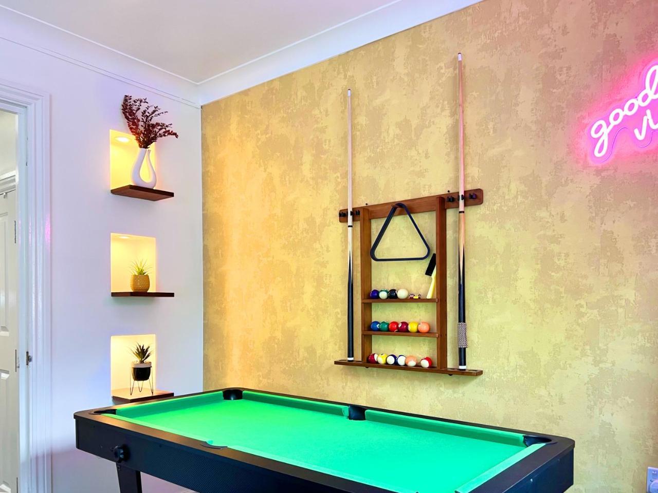 Free Parking - Garden - 2 Double Bedroom - Weekly & Monthly Stay - 6 Guest - by Hofin Stays Short Lets & Serviced Accommodation 1