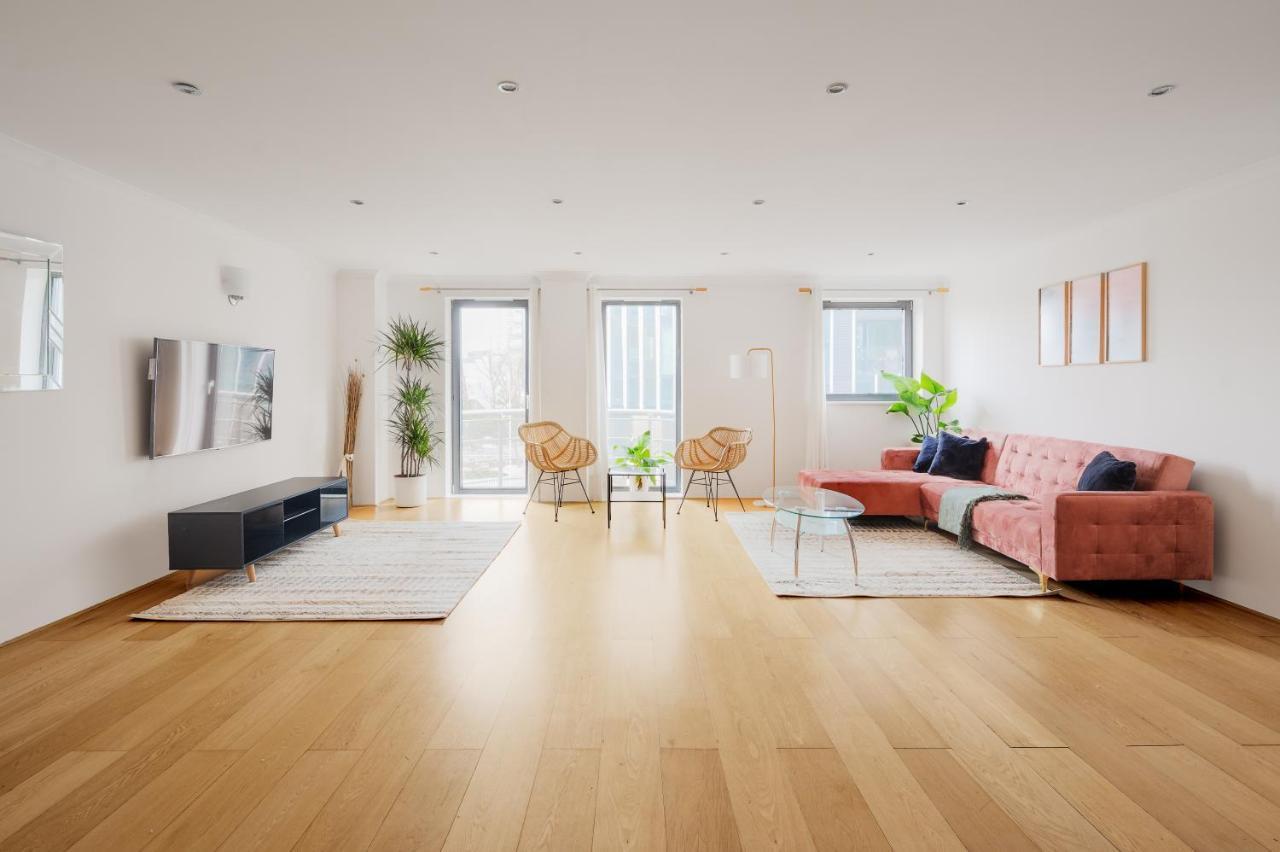 Riverside Two Bedroom Apartment in Canary Wharf