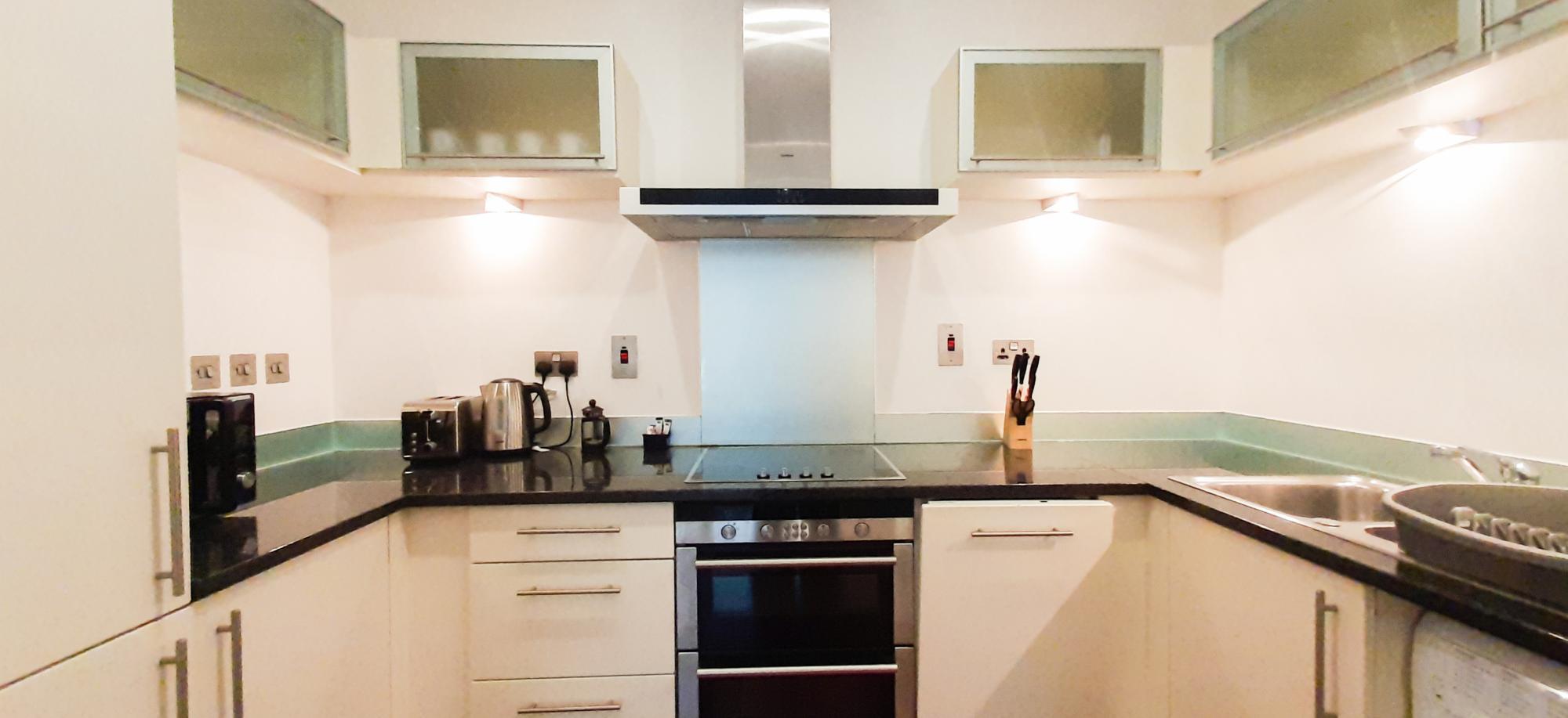 One Bed Apartment in South Quay, Canary Wharf 2