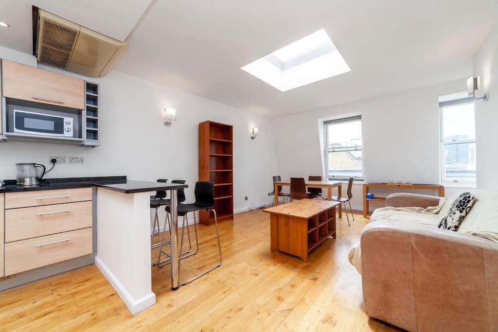 Top Floor Penthouse Flat with Amazing City View 2