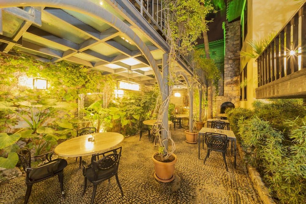 Glamorous Hotel Room Near Hadrian S Gate 2