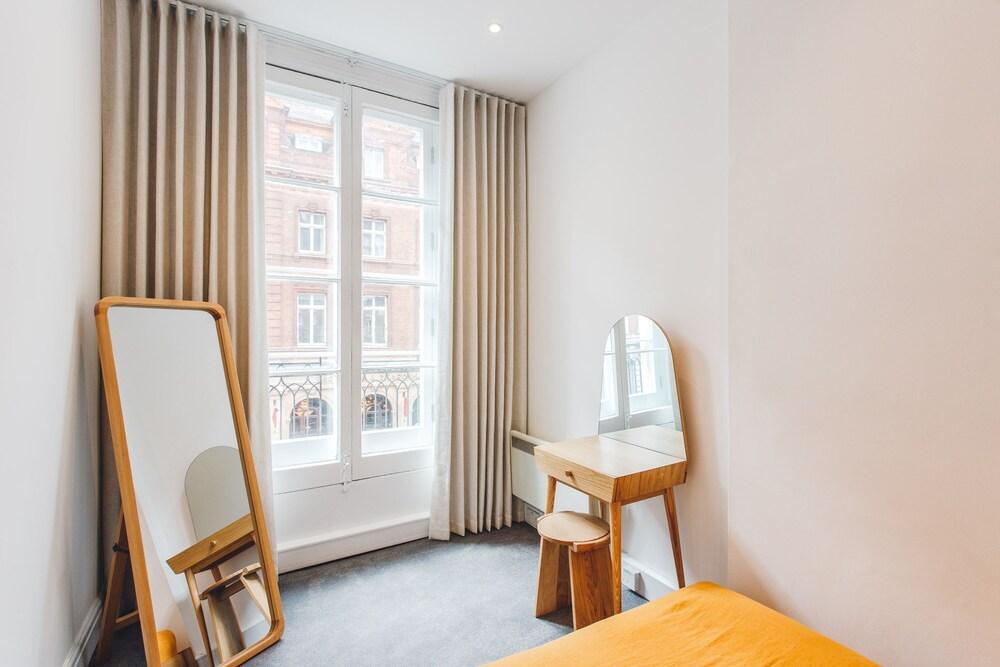 2 Bed Apartment Right on Trafalgar Square 1