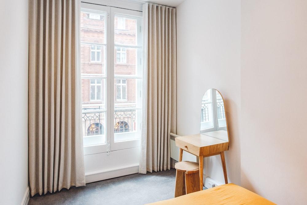 2 Bed Apartment Right on Trafalgar Square 2