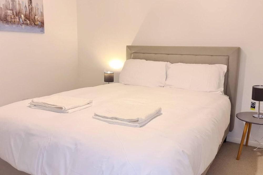 Charming 3-Bed House in London with Jacuzzi 1