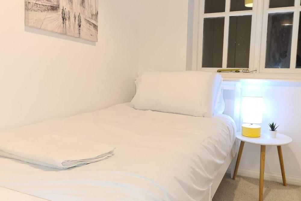 Charming 3-Bed House in London with Jacuzzi 2