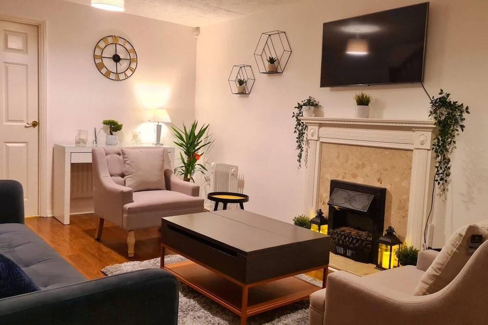 Charming 3-Bed House in London with Jacuzzi