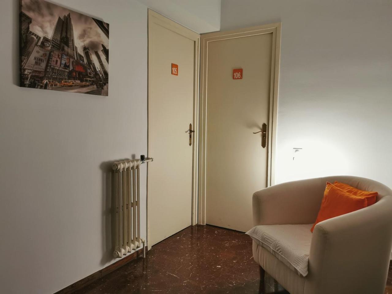 Barcelona City Street Hostal 2