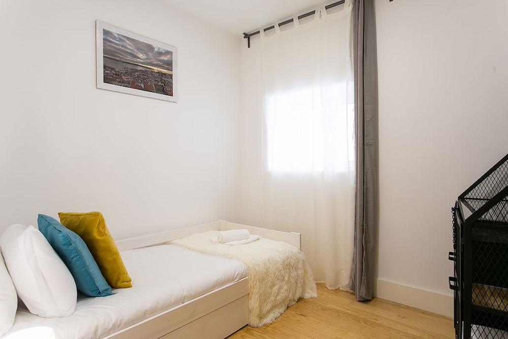 Altido Modern Apt for 5 W/ Workspace&Private Entrance, Moments From Lisbon Cathedral 1