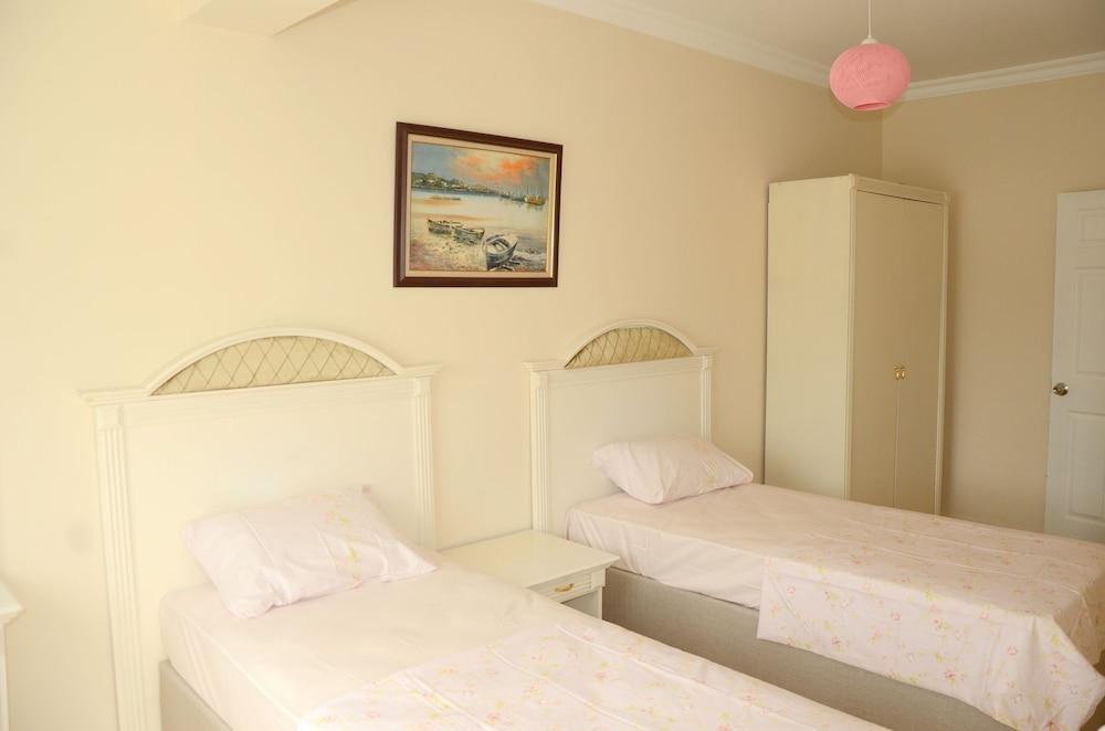 Monna Roza Family Suit 1