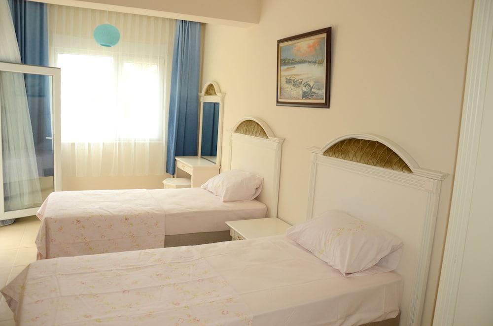 Monna Roza Family Suit 2