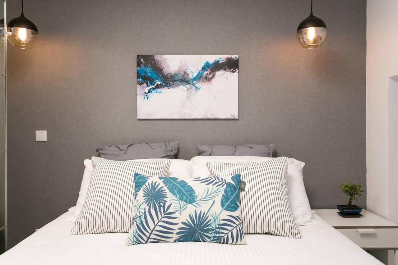 The Rose of Bairro Alto 1