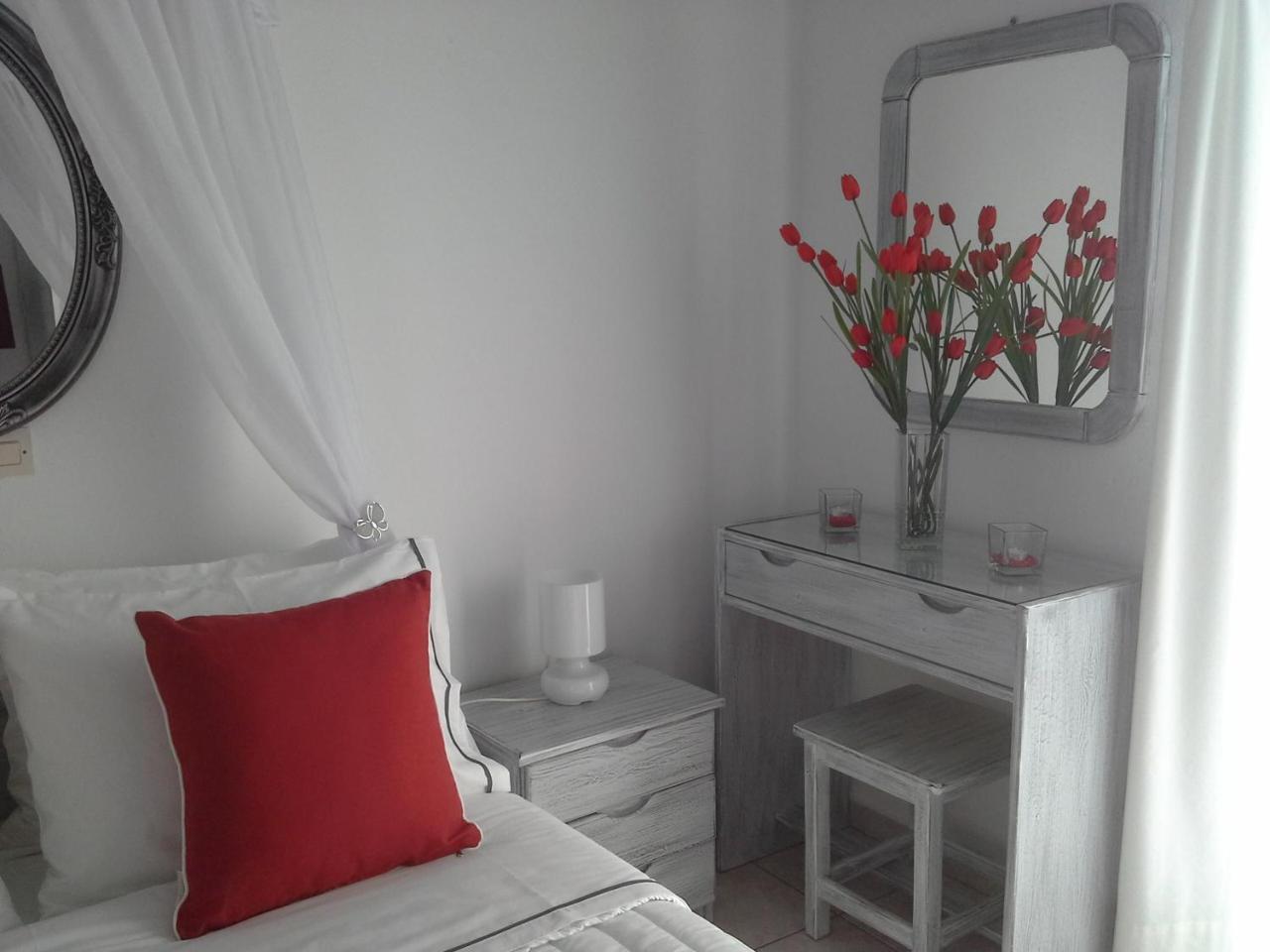 Kiklamino Sunset Studios (Adults Only)