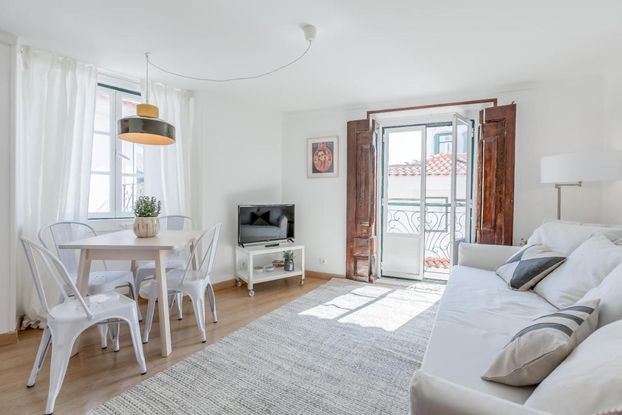 Light Filled Typical Apartment at Alfama, by Timecooler