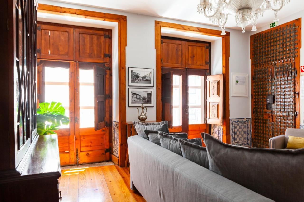 Alfama Terrace Apartment with Authentic XVIII Tiles And Historic Notes 3 Bedrooms & 2 Bathrooms AC 2