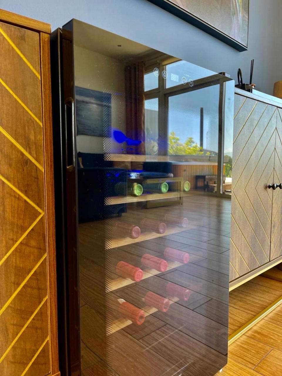 Flyviewflatsgold Privatehottub with Seaview 1